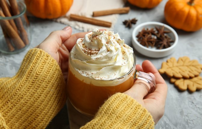 Jedes Jahr freuen sich zahlreiche Menschen auf den "PSL" von Starbucks (Symbolbild).<span class='image-autor'>Foto: New Africa/ Shutterstock</span>