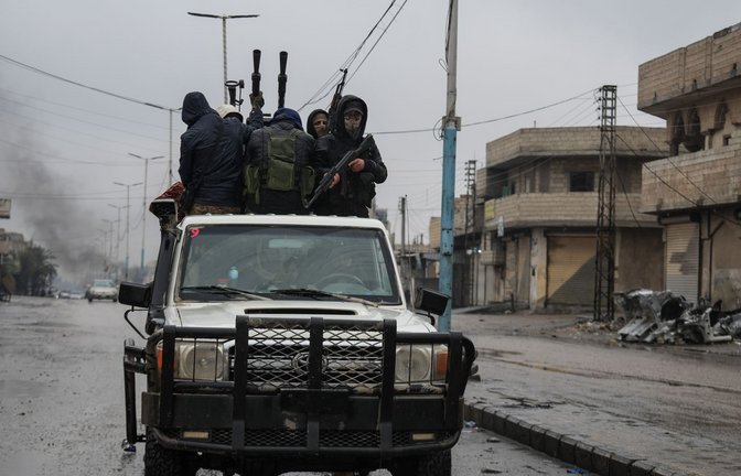 Syrische Soldaten patrouillieren in Tabka, einer Stadt in der Umgebung von Rakka nach deren  Einnahme durch die syrische Armee.<span class='image-autor'>Foto: Moawia Atrash/dpa/Moawia Atrash</span>