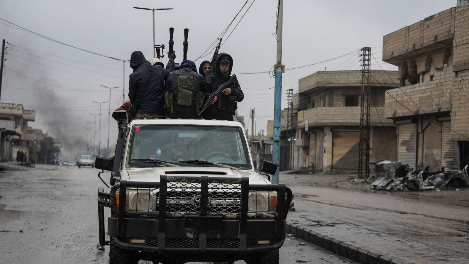 Syrische Soldaten patrouillieren in Tabka, einer Stadt in der Umgebung von Rakka nach deren Einnahme durch die syrische Armee.Foto: Moawia Atrash/dpa/Moawia Atrash Syrische Soldaten patrouillieren in Tabka, einer Stadt in der Umgebung von Rakka nach deren Einnahme durch die syrische Armee.Foto: Moawia Atrash/dpa/Moawia Atrash