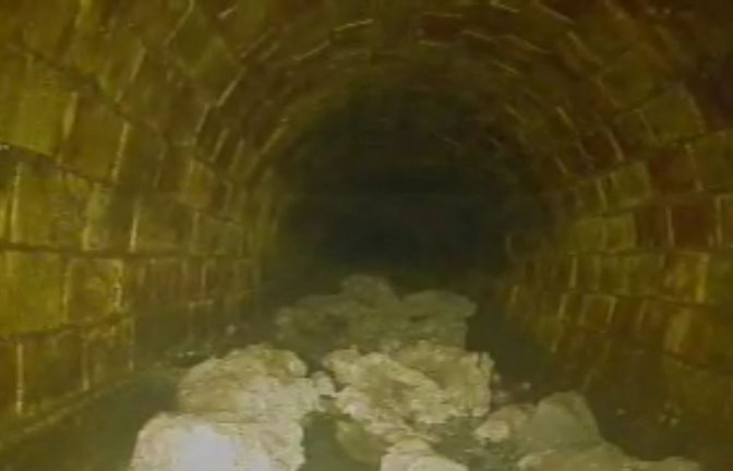 Das Foto des britischen Wasserversorgungsunternehmens Thames Water zeigt eine Verstopfung, die vermutlich rund 100 Tonnen wiegt und in der Kanalisation von Whitechapel im Osten Londons entdeckt wurde. Der „Fatberg“ – eine Masse aus erstarrten Fetten, Ölen und Fetten- - ist ungefähr 100 Meter lang.<span class='image-autor'>Foto: Thames Water/Press Association/dpa</span>