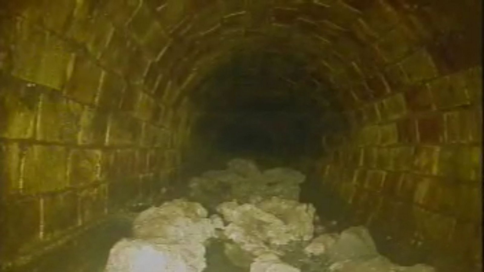 Das Foto des britischen Wasserversorgungsunternehmens Thames Water zeigt eine Verstopfung, die vermutlich rund 100 Tonnen wiegt und in der Kanalisation von Whitechapel im Osten Londons entdeckt wurde. Der „Fatberg“ – eine Masse aus erstarrten Fetten, Ölen und Fetten- - ist ungefähr 100 Meter lang.Foto: Thames Water/Press Association/dpa