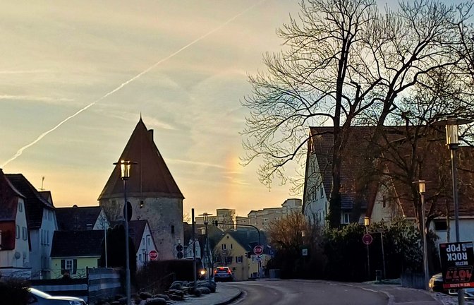 Gestrige Halo-Erscheinung mit Vaihinger Pulverturm: Am Morgen kam es durch in der Luft schwebende Eiskristalle zu zwei bunten Nebensonnen.  <span class='image-autor'>Foto: Rücker</span>