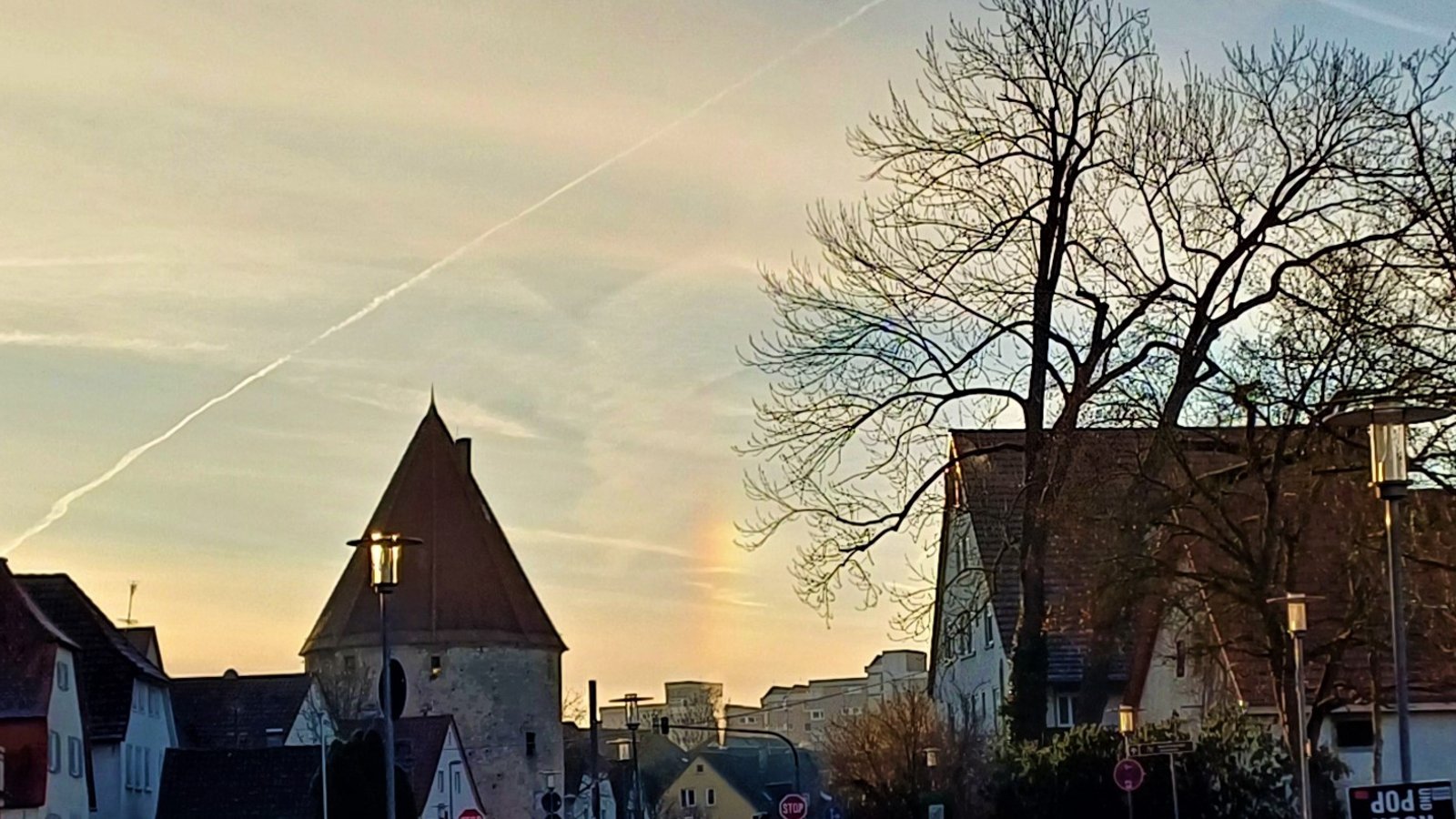 Gestrige Halo-Erscheinung mit Vaihinger Pulverturm: Am Morgen kam es durch in der Luft schwebende Eiskristalle zu zwei bunten Nebensonnen.  Foto: Rücker