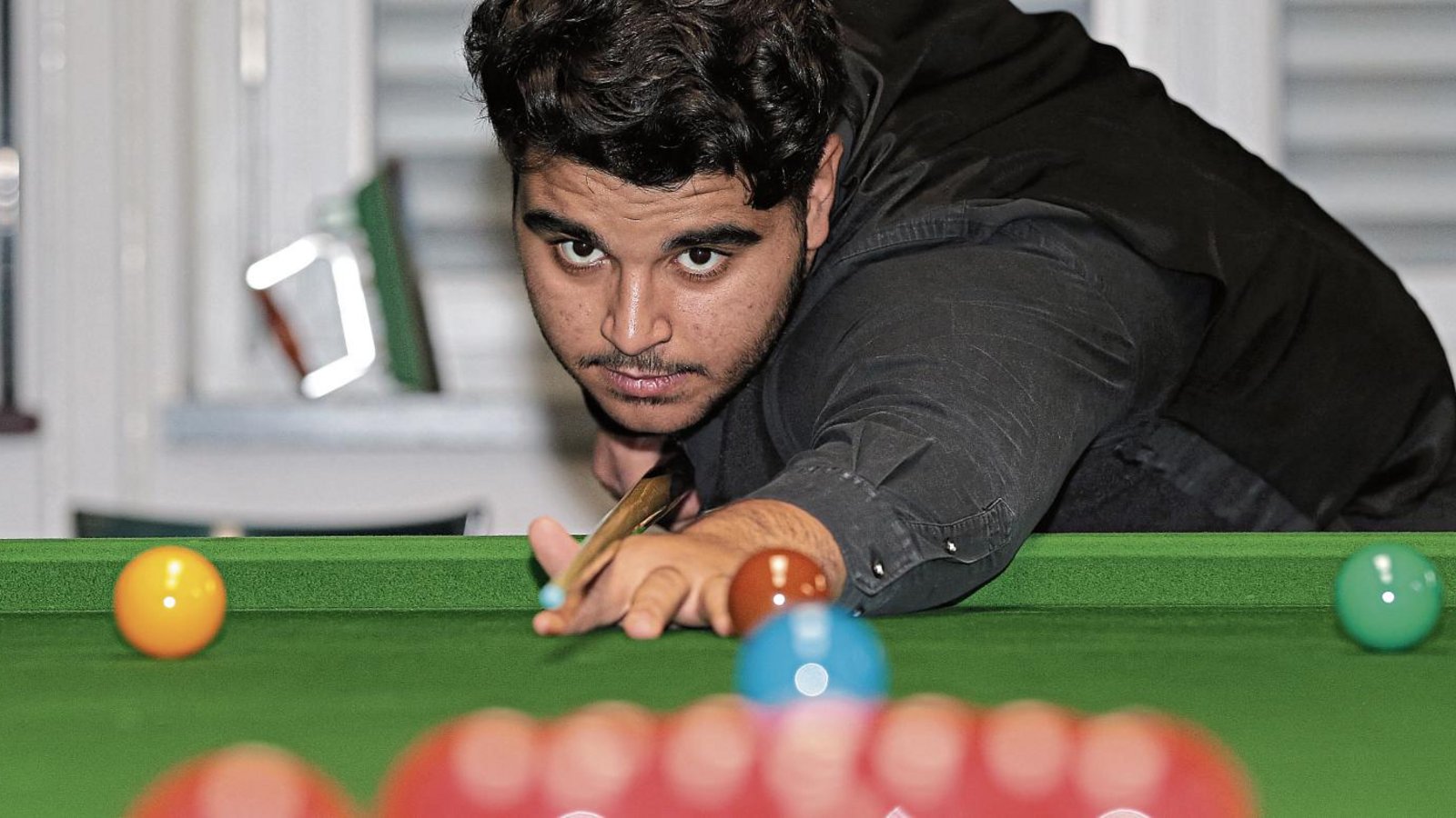 Volle Konzentration auf Snooker: Der 17-jährige Umut Dikme will sich nach seinem Schulabschluss mit dem Beginn einer Ausbildung noch Zeit lassen.  Fotos: Baumann