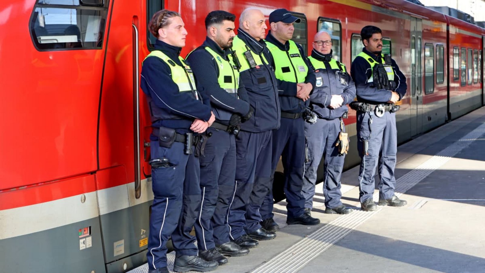 Am 4. Februar veranstaltete die Deutschen Bahn eine Schweigeminute zum Tode des Zugbegleiters Serkan Çalar. Wie hier am Hauptbahnhof in Essen Mitarbeiter der DB Sicherheit stellten sich überall in Deutschland&nbsp; Bahnbeschäftige schweigend auf die Bahnsteige.IMAGO/Gottfried Czepluch