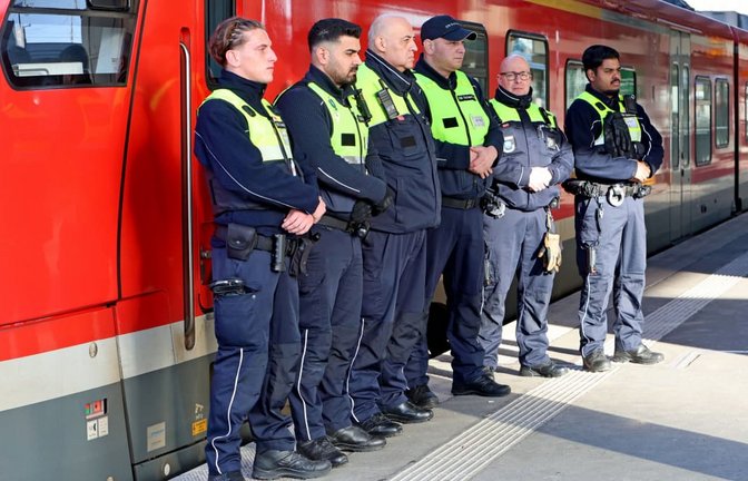 Am 4. Februar veranstaltete die Deutschen Bahn eine Schweigeminute zum Tode des Zugbegleiters Serkan Çalar. Wie hier am Hauptbahnhof in Essen Mitarbeiter der DB Sicherheit stellten sich überall in Deutschland&nbsp; Bahnbeschäftige schweigend auf die Bahnsteige.<span class='image-autor'>IMAGO/Gottfried Czepluch</span>