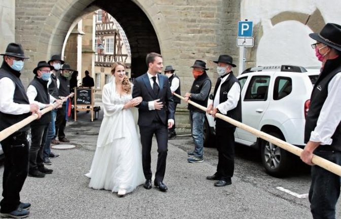 Spalier der Vaihinger Stocherkahnkapitäne an der evangelischen Stadtkirche Vaihingen. Sie sorgten am Samstag mit ihren Stangen dafür, dass ihr Kollege Fabian Gireth, der jetzt Zapf heißt, mit seiner Frau Sabine gut in den Hafen der Ehe einfahren konnte. Z