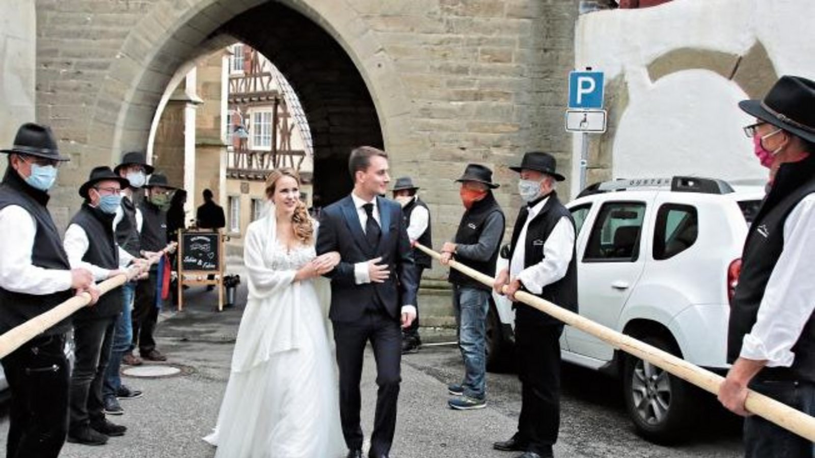 Spalier der Vaihinger Stocherkahnkapitäne an der evangelischen Stadtkirche Vaihingen. Sie sorgten am Samstag mit ihren Stangen dafür, dass ihr Kollege Fabian Gireth, der jetzt Zapf heißt, mit seiner Frau Sabine gut in den Hafen der Ehe einfahren konnte. Z