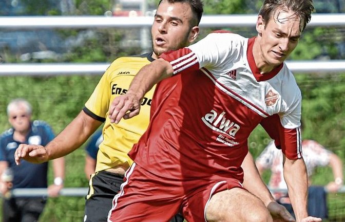 Szene aus dem Hinspiel: Ensingens Enes Dönmez holt Mario Dierolf von den Beinen. Foto: Leitner