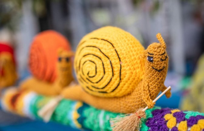 Mit etwas Garn und einer Häkel- oder Stricknadel lassen sich schöne Dinge wie diese witzige Schnecke anfertigen. (Archivbild)<span class='image-autor'>Lichtgut/Christoph Schmidt</span>