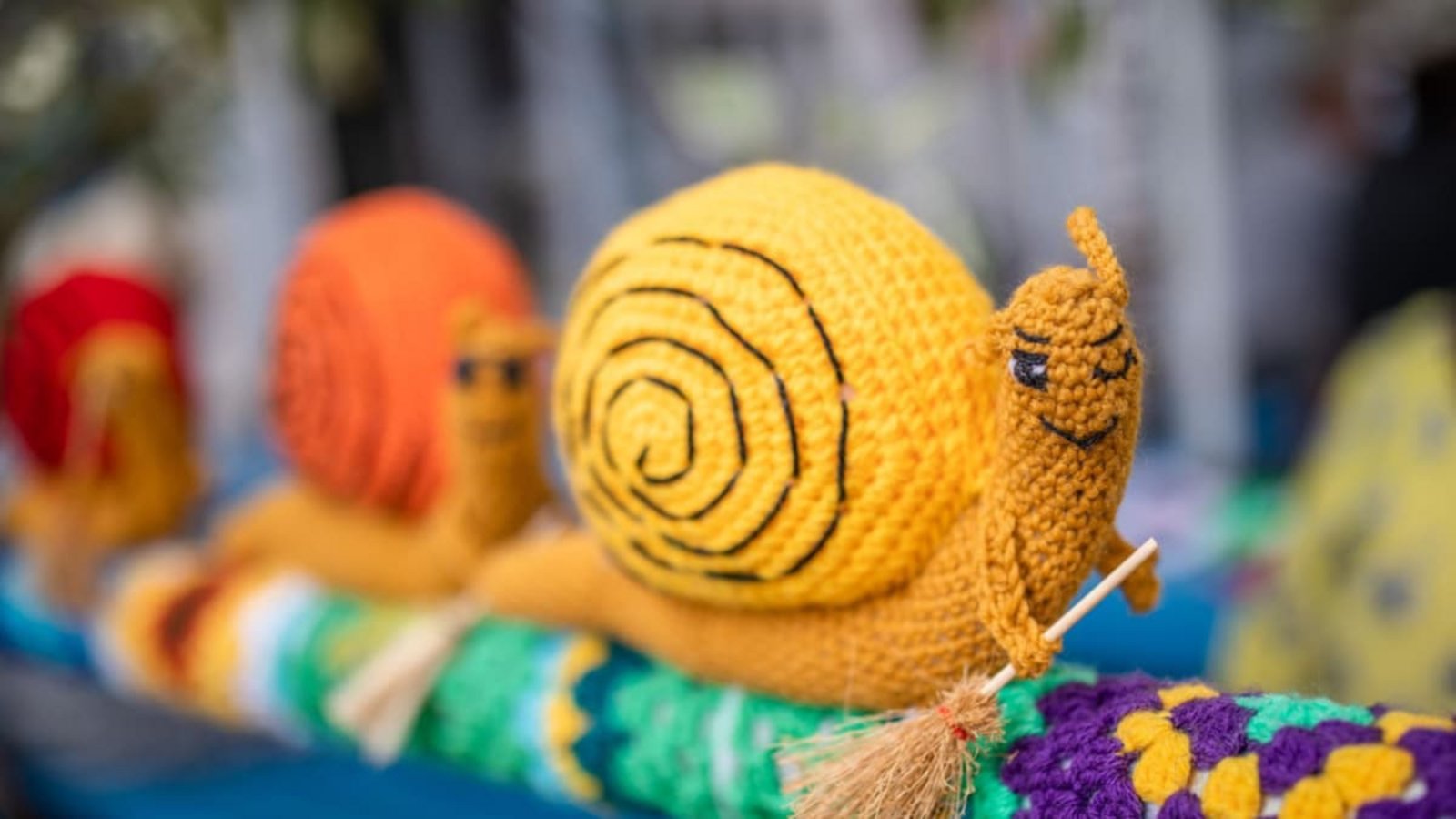 Mit etwas Garn und einer Häkel- oder Stricknadel lassen sich schöne Dinge wie diese witzige Schnecke anfertigen. (Archivbild)Lichtgut/Christoph Schmidt