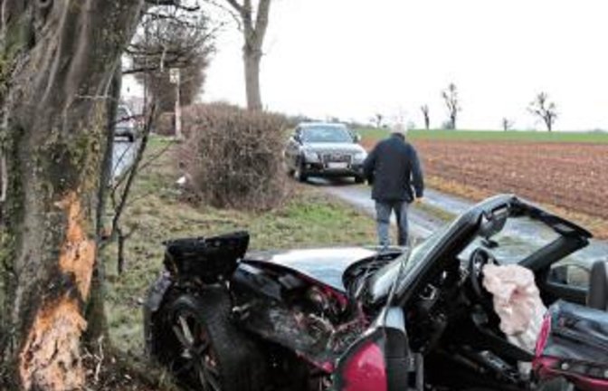 Einem unbekannten Fahrzeuglenker musste der Porschefahrer ausweichen und krachte dann gegen einen Baum. Foto: Bögel