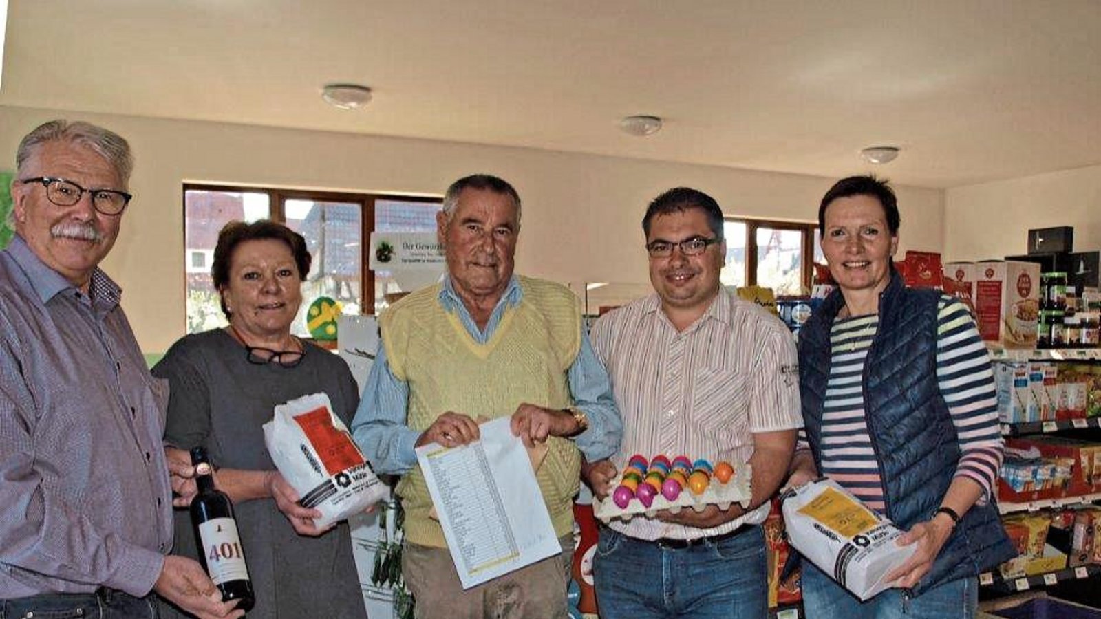 Mitglieder des Vorstands der Mühlhäuser Genossenschaft freuen sich über die Spende von Gerhard Müller. Von links: Wolfgang Schreiber, Sabine Rettstatt, Spender Gerhard Müller, Oliver Höhner und Beate Dütsch vor einem der gut gefüllten Regale des Dorfladens. Foto: Filitz Mitglieder des Vorstands der Mühlhäuser Genossenschaft freuen sich über die Spende von Gerhard Müller. Von links: Wolfgang Schreiber, Sabine Rettstatt, Spender Gerhard Müller, Oliver Höhner und Beate Dütsch vor einem der gut gefüllten Regale des Dorfladens. Foto: Filitz