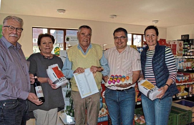 Mitglieder des Vorstands der Mühlhäuser Genossenschaft freuen sich über die Spende von Gerhard Müller. Von links: Wolfgang Schreiber, Sabine Rettstatt, Spender Gerhard Müller, Oliver Höhner und Beate Dütsch vor einem der gut gefüllten Regale des Dorfladens. Foto: Filitz