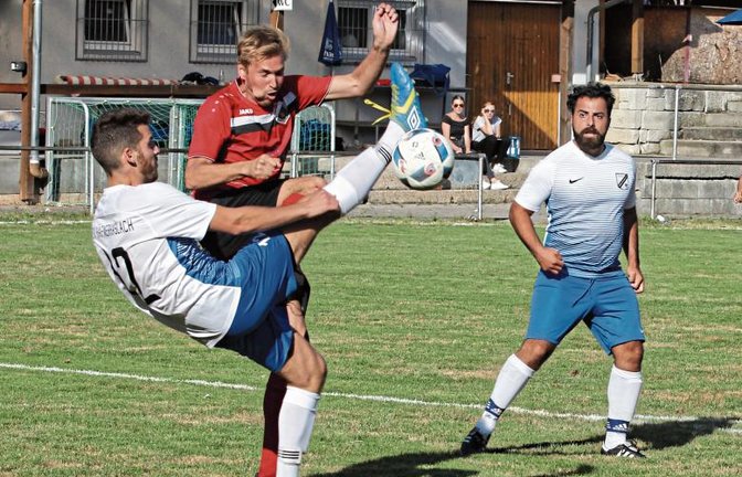 Weil sein Gegenspieler vom SC Oberes Zabergäu zu nahe an Riccardo Capritta (links) dran ist, wird der Fallrückzieher des Häfnerhaslachers als gefährliches Spiel abgepfiffen.  Foto: Nachreiner