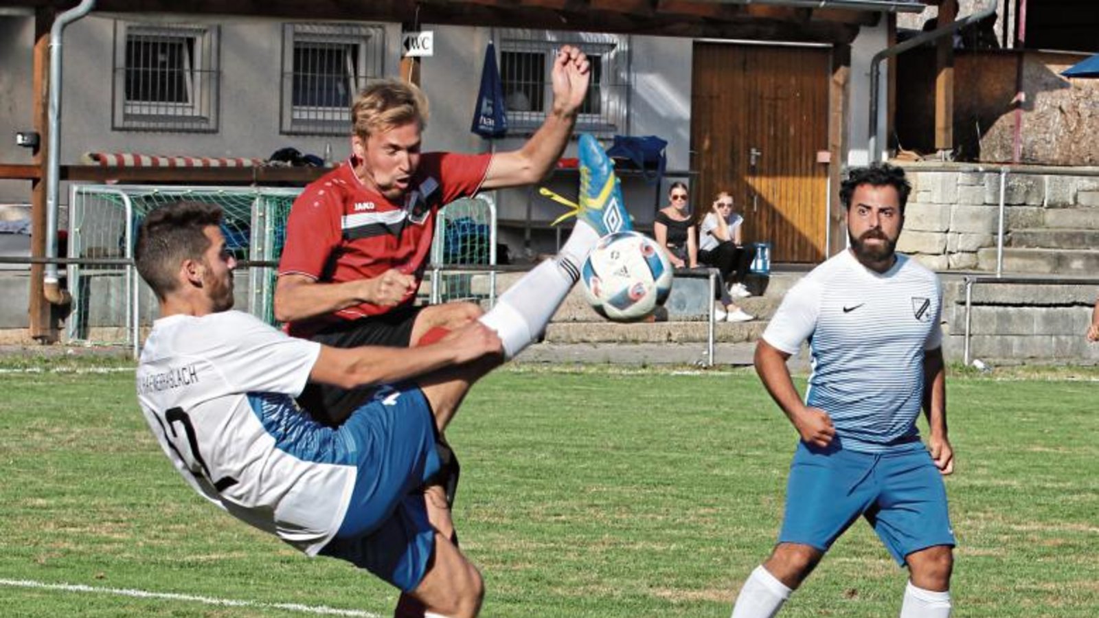 Weil sein Gegenspieler vom SC Oberes Zabergäu zu nahe an Riccardo Capritta (links) dran ist, wird der Fallrückzieher des Häfnerhaslachers als gefährliches Spiel abgepfiffen. Foto: Nachreiner Weil sein Gegenspieler vom SC Oberes Zabergäu zu nahe an Riccardo Capritta (links) dran ist, wird der Fallrückzieher des Häfnerhaslachers als gefährliches Spiel abgepfiffen. Foto: Nachreiner