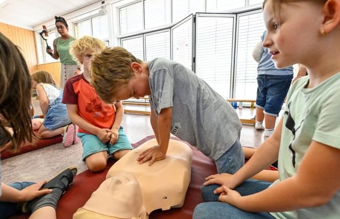 Eineinhalb Stunden lang wird jeder der rund 135 Erst- und Zweitklässler der Grundschule In Walddorfhäslach von Ärzten der Uniklinik Tübingen in Erster Hilfe unterrichtet.<span class='image-autor'>Markus Brändli</span>