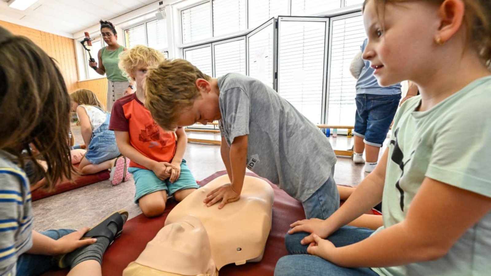 Eineinhalb Stunden lang wird jeder der rund 135 Erst- und Zweitklässler der Grundschule In Walddorfhäslach von Ärzten der Uniklinik Tübingen in Erster Hilfe unterrichtet.Markus Brändli Eineinhalb Stunden lang wird jeder der rund 135 Erst- und Zweitklässler der Grundschule In Walddorfhäslach von Ärzten der Uniklinik Tübingen in Erster Hilfe unterrichtet.Markus Brändli