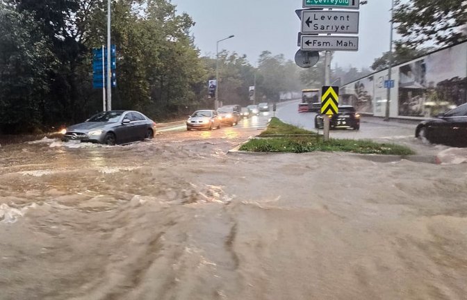Wetter in Istanbul: Fahrzeuge fahren während eines heftigen Regens in Istanbul auf einer teilweise überfluteten Straße.<span class='image-autor'>Omer Hamza Yildiz/Dia Photo/AP/dpa</span>