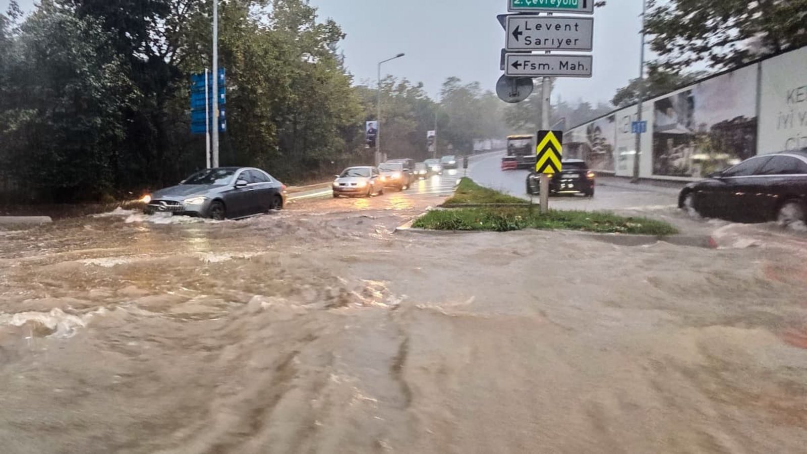 Wetter in Istanbul: Fahrzeuge fahren während eines heftigen Regens in Istanbul auf einer teilweise überfluteten Straße.Omer Hamza Yildiz/Dia Photo/AP/dpa Wetter in Istanbul: Fahrzeuge fahren während eines heftigen Regens in Istanbul auf einer teilweise überfluteten Straße.Omer Hamza Yildiz/Dia Photo/AP/dpa
