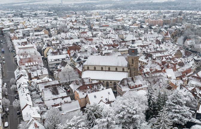 „Ich habe heute Morgen schnell den Foto fliegen lassen, bevor der Schnee wieder wegschmilzt“, schreibt Hajo Rösner gestern zu seiner Luftaufnahme von Vaihingen. Er sollte recht behalten: Schon am Nachmittag war von der weißen Pracht nicht mehr viel übrig.