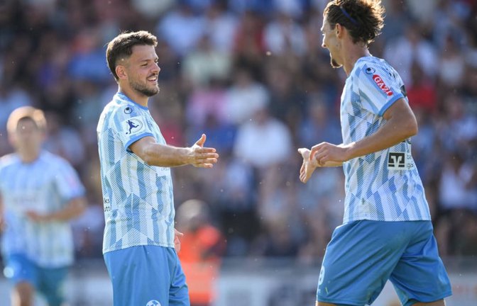Yannick Glessing (li.) gratuliert David Stojak zu einem seiner drei Tore im WFV-Pokal-Drittrundenspiel beim FC Rottenburg.<span class='image-autor'>IMAGO/Ulmer/Teamfoto</span>