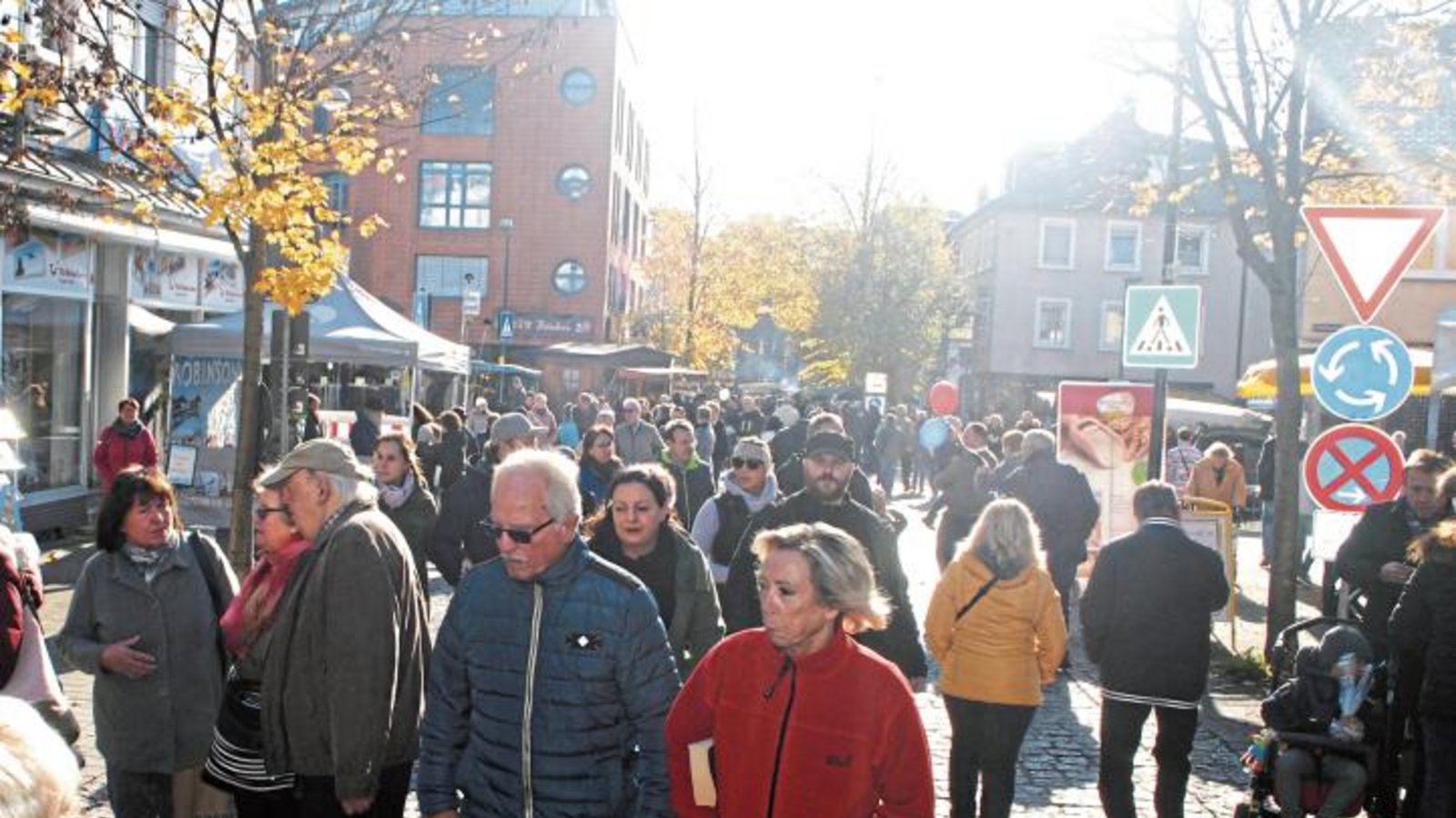 Am Sonntag strömen die Besucher bei strahlendem Sonnenschein nach Mühlacker. Am Sonntag strömen die Besucher bei strahlendem Sonnenschein nach Mühlacker.