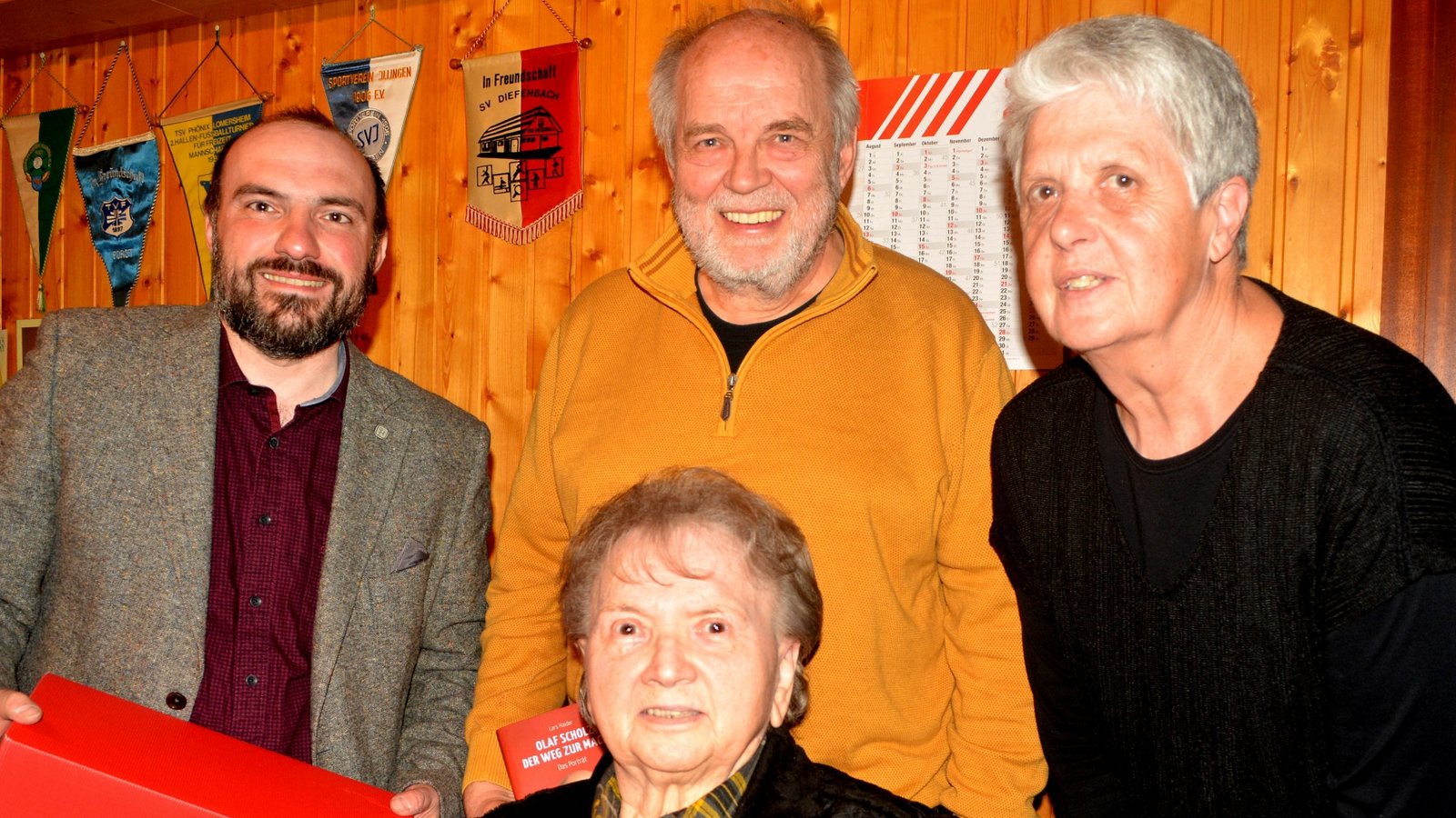 Timo Steinhilper (links), Eva Armbruster (rechts) und Katharina Steffan würdigten die Verdienste von Klaus Kluge, der seit 20 Jahre an der Spitze des SPD Ortsverein steht.  Foto: Stahlfeld