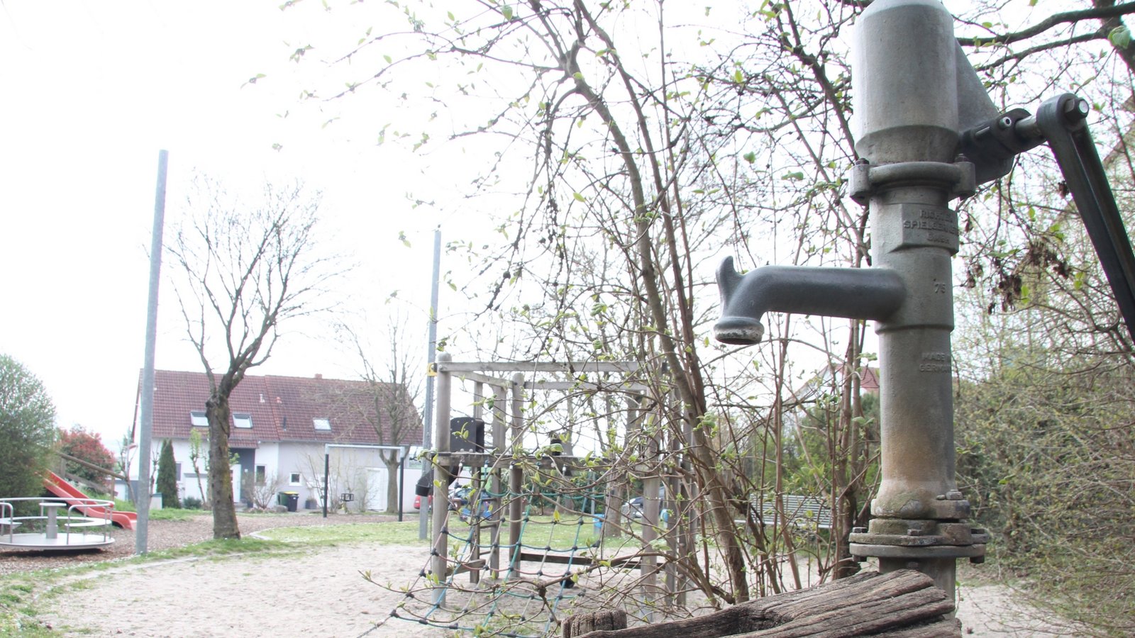 Der Spielplatz „Roter Baum“ weist erhebliche Mängel auf und soll daher nach den Sommerferien modernisiert werden. Foto: Banholzer Der Spielplatz „Roter Baum“ weist erhebliche Mängel auf und soll daher nach den Sommerferien modernisiert werden. Foto: Banholzer