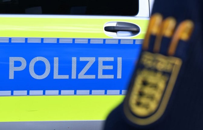 Die Polizei erteilte dem Mann einen Platzverweis und nahm die Anzeige der Frauen entgegen (Symbolbild).<span class='image-autor'>Bernd Weißbrod/dpa</span>