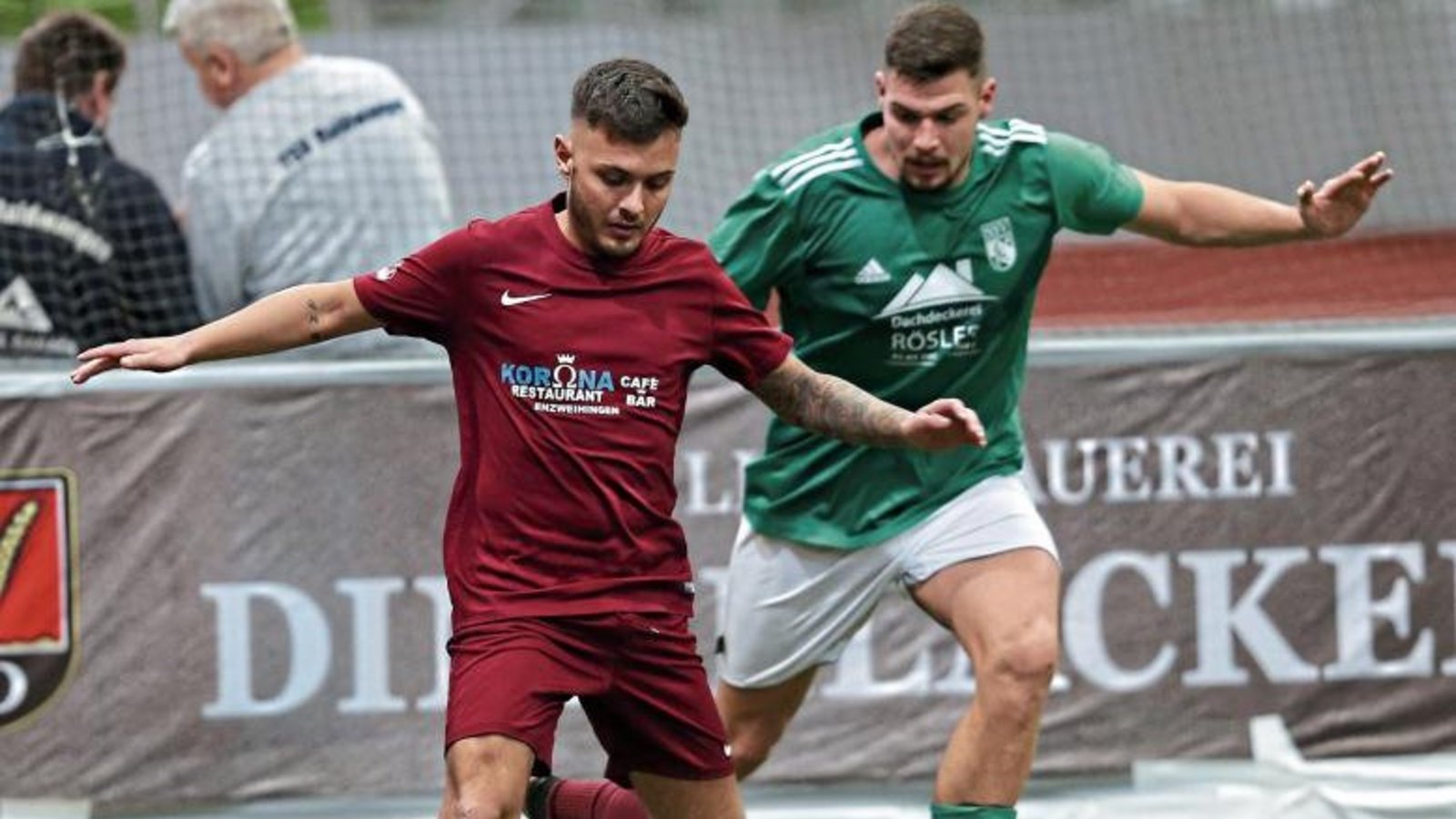 Dolorjant Imeri (links) hat bei der Hallenfußball-Gala im Glaspalast zweieinhalb Spiele für Enzweihingen bestritten. Dann lief ihm ein Gegenspieler über den Arm. Foto: Küppers