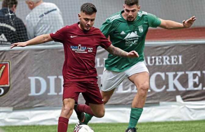 Dolorjant Imeri (links) hat bei der Hallenfußball-Gala im Glaspalast zweieinhalb Spiele für Enzweihingen bestritten. Dann lief ihm ein Gegenspieler über den Arm. Foto: Küppers