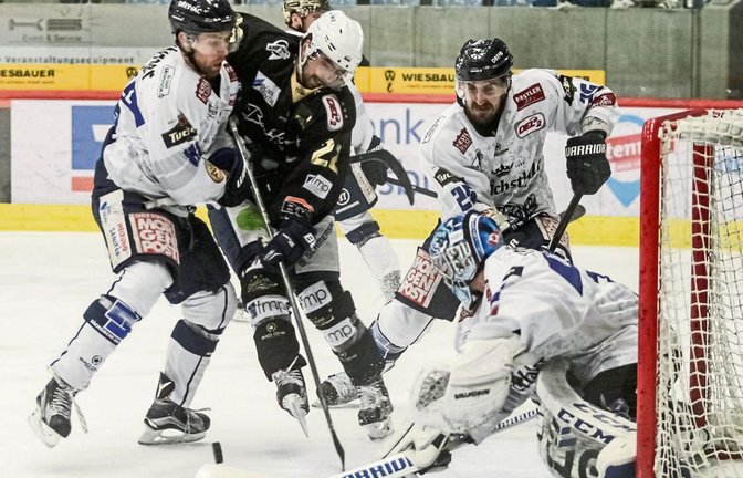 Die Dresdner Max Campbell (links) sowie Goalie Brett Jaeger und Petr Macholda (von rechts) hindern Bietigheims PJ Fenton mit vereinten Kräften am Torabschluss. Foto: Simecek