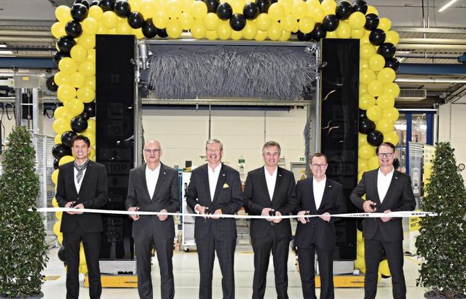Eröffnung der neuen Montagelinie (von links): Werksleiter Ralph Heidrich, Dieter Grajer, Mitglied des Vorstands, Hartmut Jenner, Vorsitzender des Vorstands, Markus Asch, stellvertretender Vorsitzender des Vorstands, Dr. Ulrich Hagenmeyer, Bereichsleiter Industriemaschinen und -Anlagenbau, Wolfang Thomar, Bereichsleiter deutsche Werke und Zentrale Fertigungsplanung.  Foto: p
