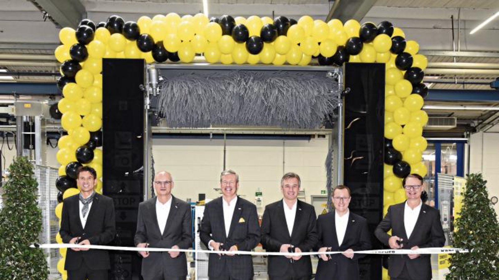 Eröffnung der neuen Montagelinie (von links): Werksleiter Ralph Heidrich, Dieter Grajer, Mitglied des Vorstands, Hartmut Jenner, Vorsitzender des Vorstands, Markus Asch, stellvertretender Vorsitzender des Vorstands, Dr. Ulrich Hagenmeyer, Bereichsleiter Industriemaschinen und -Anlagenbau, Wolfang Thomar, Bereichsleiter deutsche Werke und Zentrale Fertigungsplanung. Foto: p Eröffnung der neuen Montagelinie (von links): Werksleiter Ralph Heidrich, Dieter Grajer, Mitglied des Vorstands, Hartmut Jenner, Vorsitzender des Vorstands, Markus Asch, stellvertretender Vorsitzender des Vorstands, Dr. Ulrich Hagenmeyer, Bereichsleiter Industriemaschinen und -Anlagenbau, Wolfang Thomar, Bereichsleiter deutsche Werke und Zentrale Fertigungsplanung. Foto: p