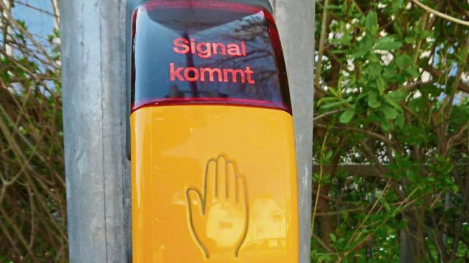 Seit Kurzem genügt bei der Fußgängerampel in der Straße Im Mühlkanal in Vaihingen der Hauch einer Berührung, um Grün anzufordern. Die Farbe strahlt neuerdings in moderner LED-Technik auf die Verkehrsteilnehmer herab. Foto: Rücker
