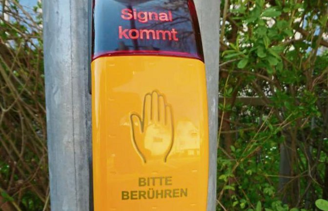 Seit Kurzem genügt bei der Fußgängerampel in der Straße Im Mühlkanal in Vaihingen der Hauch einer Berührung, um Grün anzufordern. Die Farbe strahlt neuerdings in moderner LED-Technik auf die Verkehrsteilnehmer herab. Foto: Rücker