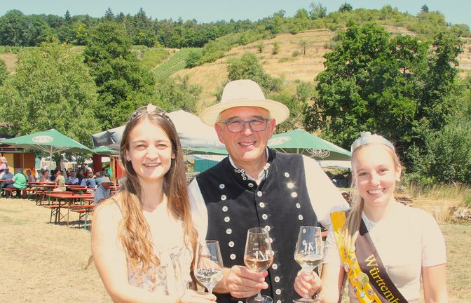 Beim Lämmerschoppen am Stall von Schäfer Hans-Peter Schuhmacher am Fuße des Ochsenbacher Geigersberg dürfen auch die Württembergische Weinkönigin Natalie Schäfter (links) und die Württembergische Lammkönigin Anja Schmid nicht fehlen.  <span class='image-a