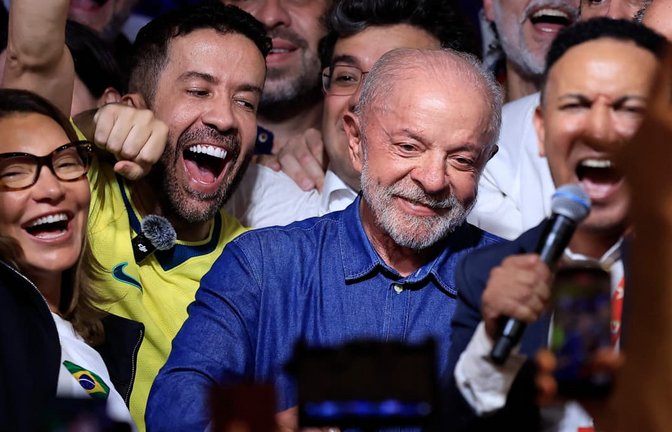 Strahlender Luiz Inácio Lula da Silva (80): Nächtlicher Jubel in Brasilien nach dem Ausgang der Präsidentschaftswahl.<span class='image-autor'>MIGUEL SCHINCARIOL/afp</span>