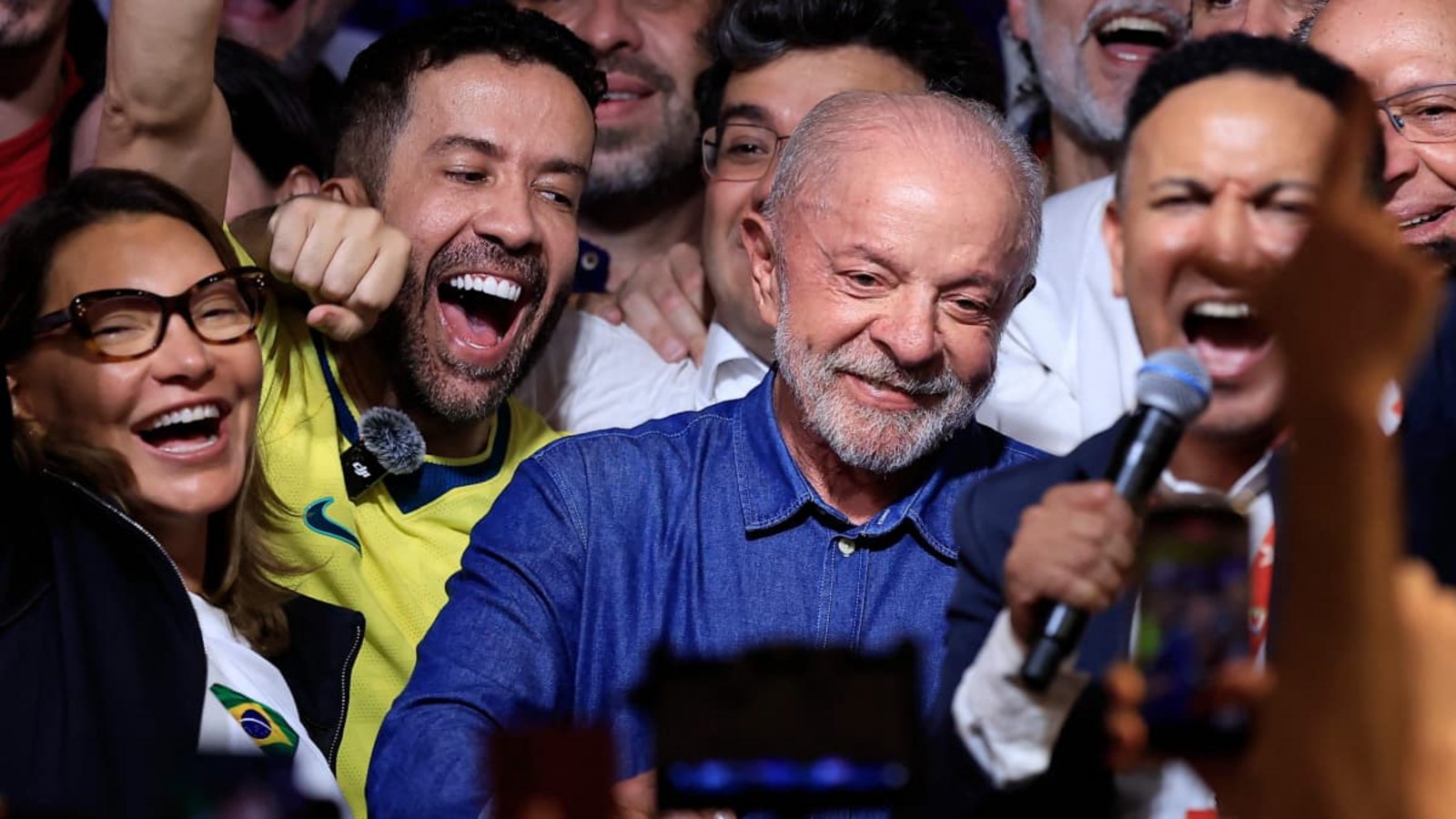 Strahlender Luiz Inácio Lula da Silva (80): Nächtlicher Jubel in Brasilien nach dem Ausgang der Präsidentschaftswahl.MIGUEL SCHINCARIOL/afp Strahlender Luiz Inácio Lula da Silva (80): Nächtlicher Jubel in Brasilien nach dem Ausgang der Präsidentschaftswahl.MIGUEL SCHINCARIOL/afp