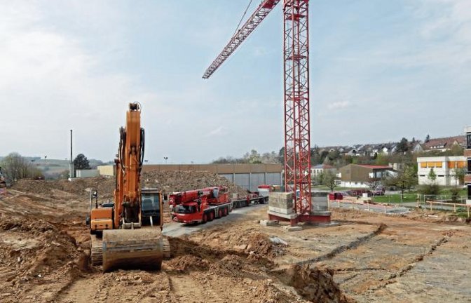Die Grube für die neue Vaihinger Sporthalle ist bereits ausgehoben.  Foto: Arning