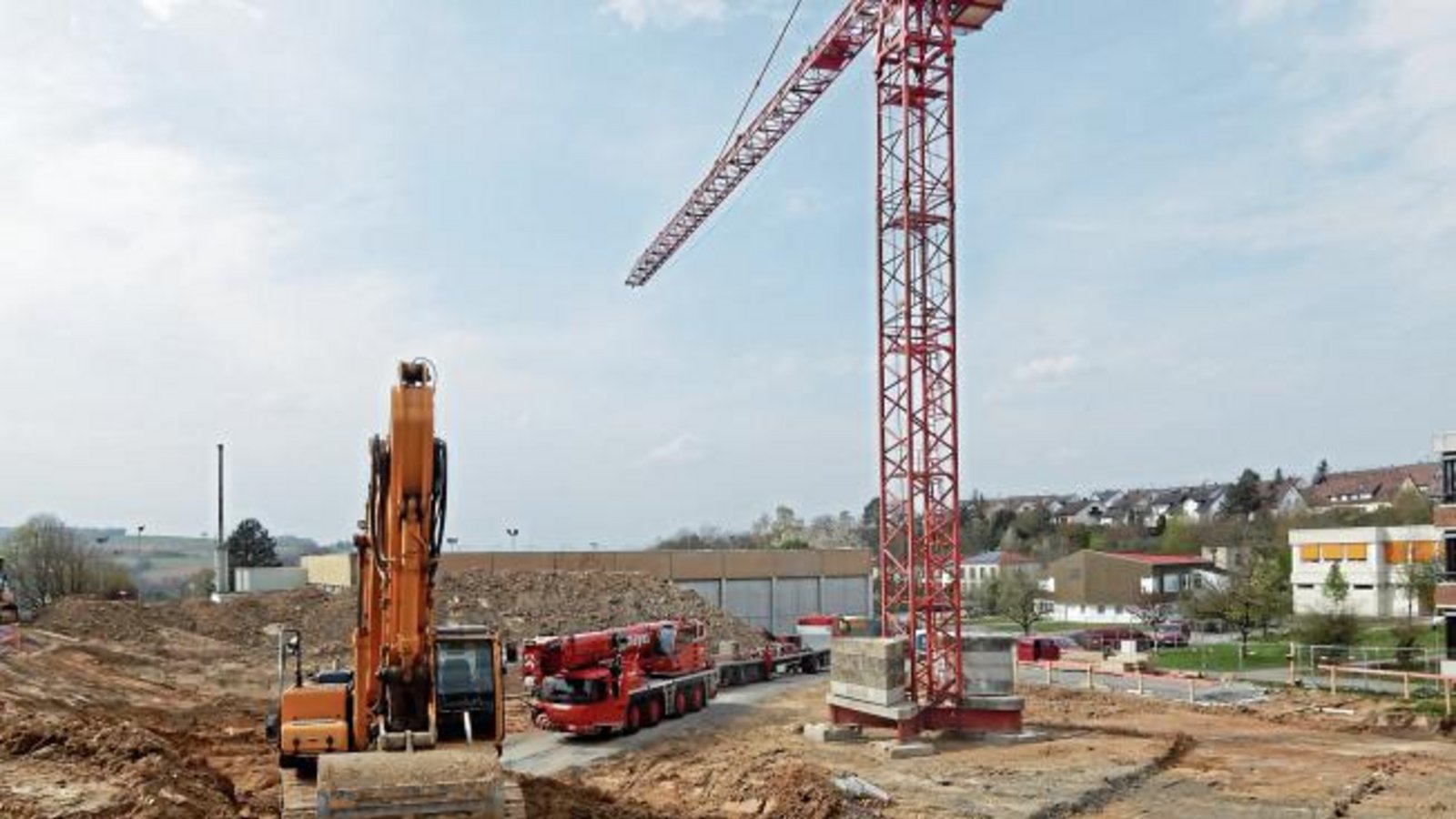 Die Grube für die neue Vaihinger Sporthalle ist bereits ausgehoben.  Foto: Arning