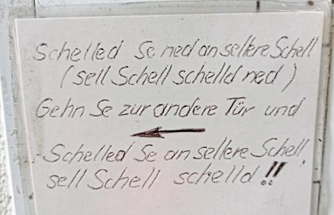 Diese einmalig-schwäbische Anweisung zum Betätigen der richtigen Klingel hat Jutta Schmid in Roßwag entdeckt.