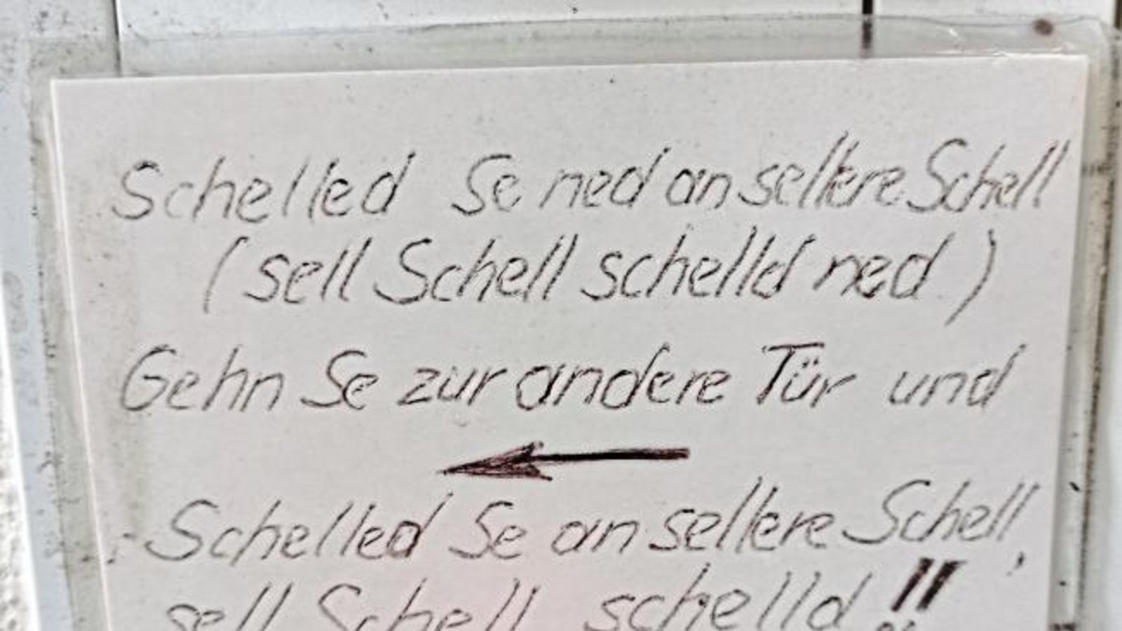 Diese einmalig-schwäbische Anweisung zum Betätigen der richtigen Klingel hat Jutta Schmid in Roßwag entdeckt.