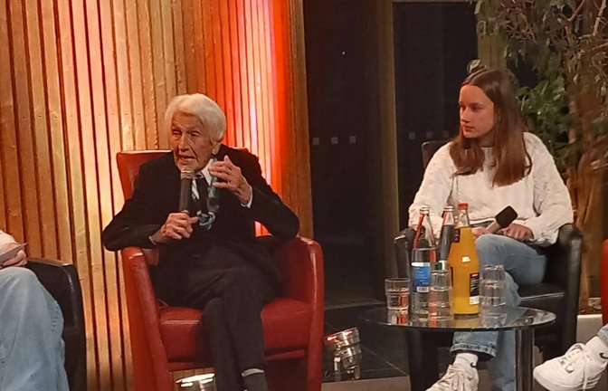 Die Schüler Nathalie Erkenbrecher (von links), Johanna Dürr, Leonie Engler, Samira Jacob und Tom Zeeb befragen Zeitzeugin Wendelgard von Staden im Lichtenstern Gymnasium Sachsenheim.  <span class='image-autor'>Foto: Glemser</span>