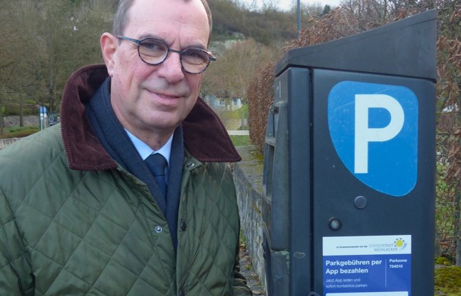 So geht’s: Mühlackers OB Frank Schneider mit dem Handy am Parkautomat.  <span class='image-autor'>Foto: p</span>