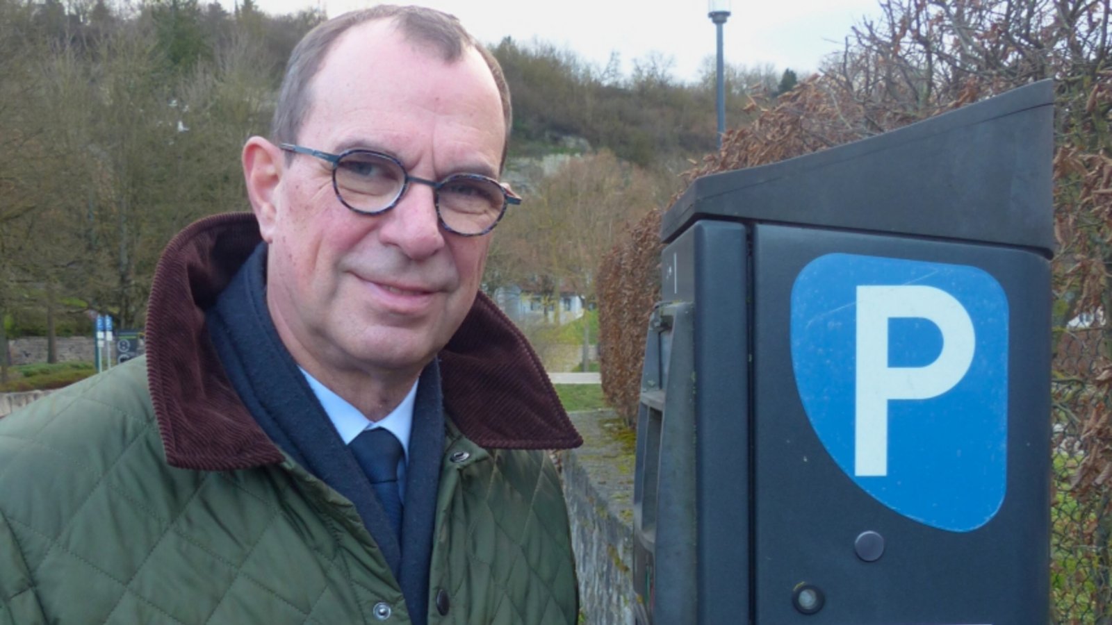 So geht’s: Mühlackers OB Frank Schneider mit dem Handy am Parkautomat.  Foto: p