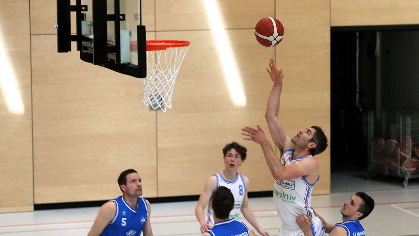 Matthias Müller (am Ball) trägt acht Punkte zum überraschenden Heimsieg der BSG gegen Meister SV Möhringen II bei. Foto: Küppers