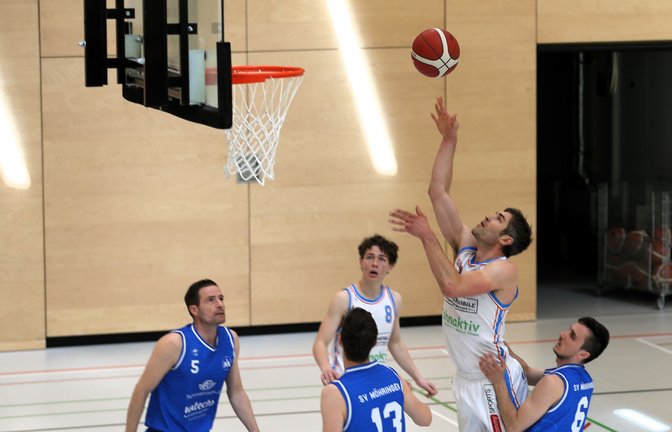 Matthias Müller (am Ball) trägt acht Punkte zum überraschenden Heimsieg der BSG gegen Meister SV Möhringen II bei. <span class='image-autor'>Foto: Küppers</span>