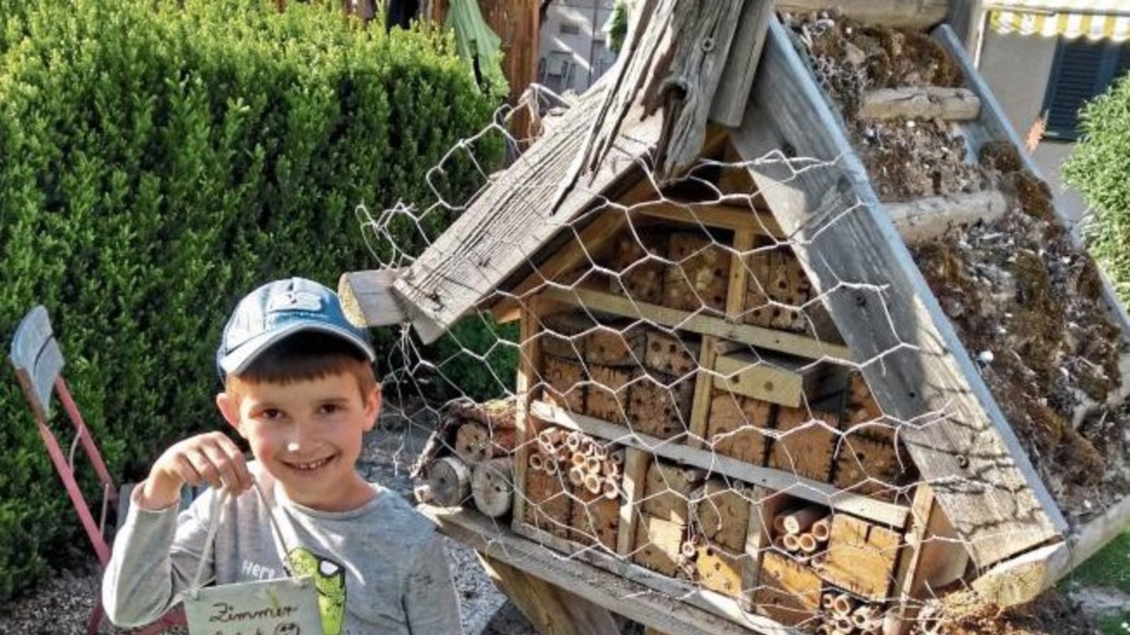 Mit Mindestabstand im Garten festgehalten: Der Erstklässler Jann Wiegner aus Ensingen hatte in der „schulfreien Zeit“ tägliche Zählübungen. Satte 118 Belegungen wurden im gemeinsam mit seinem Opa betriebenen Hotel für Wildbienen gezählt. In Zeiten verlass